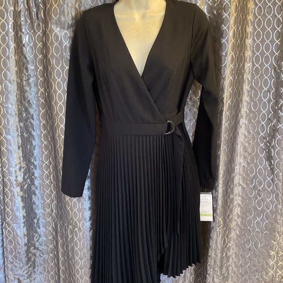 NWT Taylor Black Surplice V Neckline Long Sleeve Pleated Asymmetrical Dress Sz 4 - Picture 3 of 10
